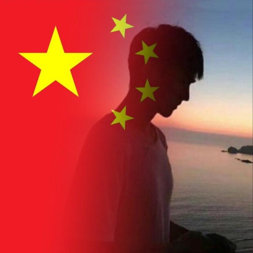 男子边骑电动车边玩手机,一头追尾公交车被判担全责,看看吧