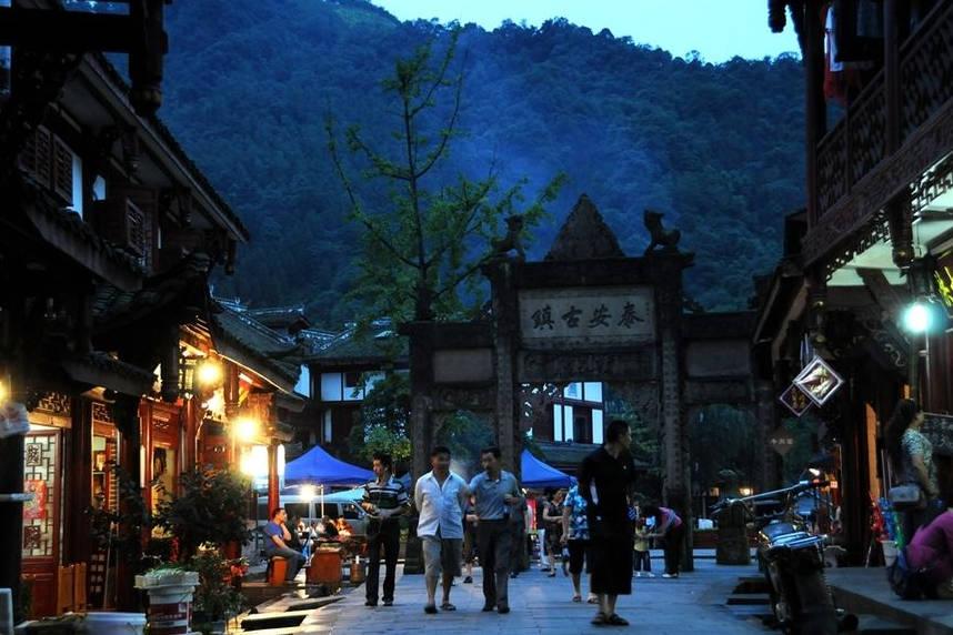 保洁阿姨家里都这样放地毯，地面全年不打扫，依然一尘不染