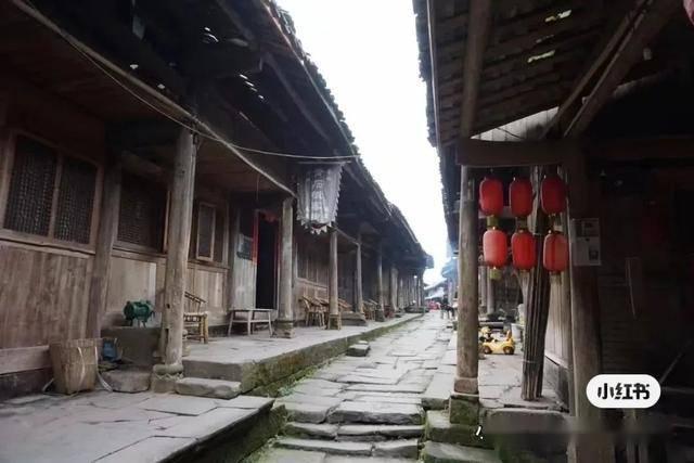 危险！乐山一男子车祸被困消防员连喊坚持住